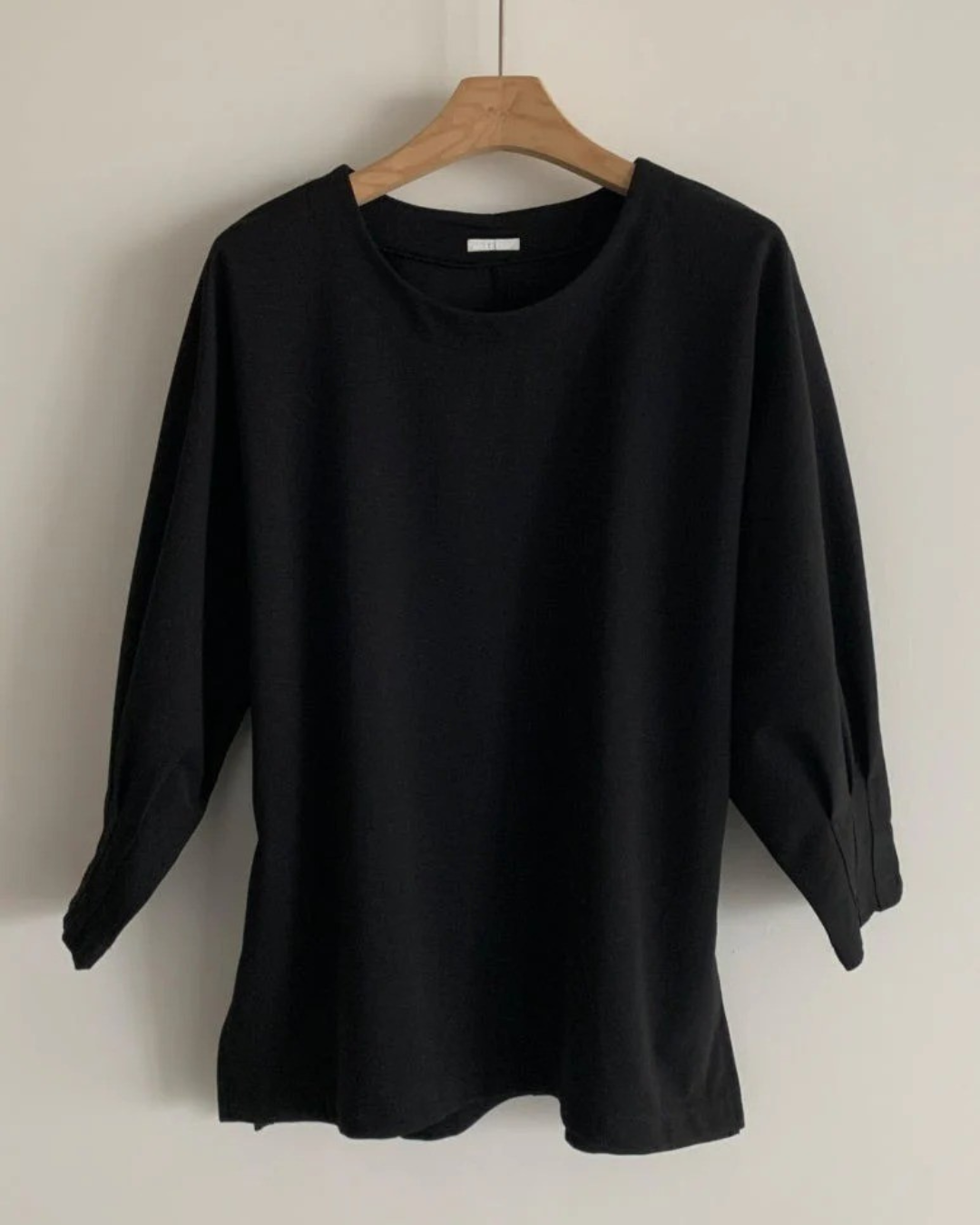 Wrist Dart SeamT-Shirt | Office Look | Office Fashion