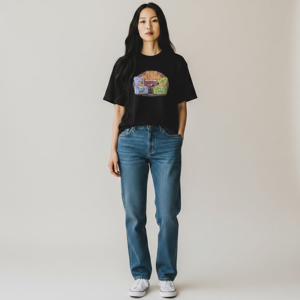 The JeJe Korea fashion&lifestyle의 ADLV X ARK BEAR 칠 가이 그래픽이 프린트된 블랙 면 반팔 티셔츠를 입은 모델