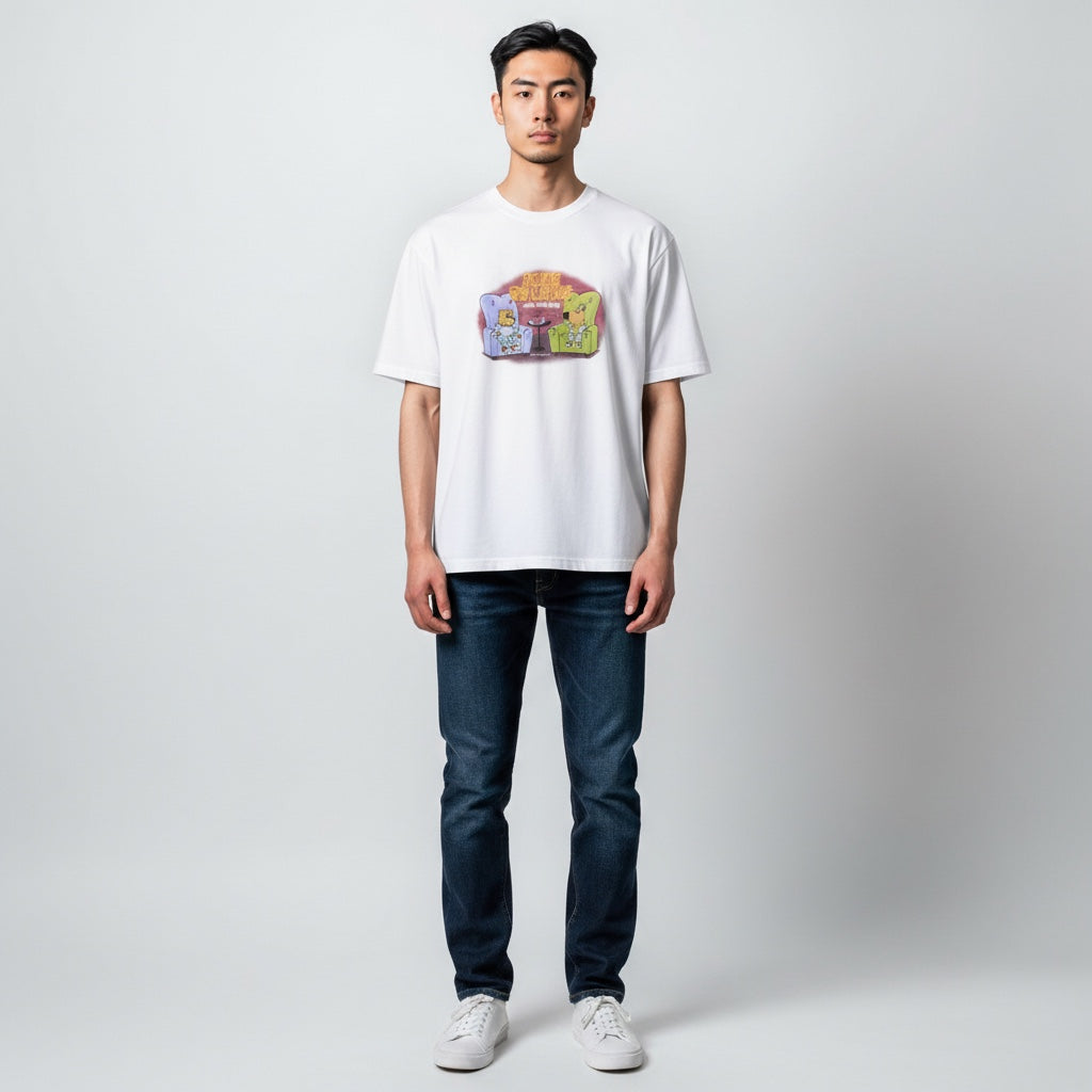 The JeJe Korea fashion&lifestyle의 ADLV X ARK BEAR CHILL GUY 그래픽이 프린트된 화이트 면 반팔 티셔츠를 착용한 모델