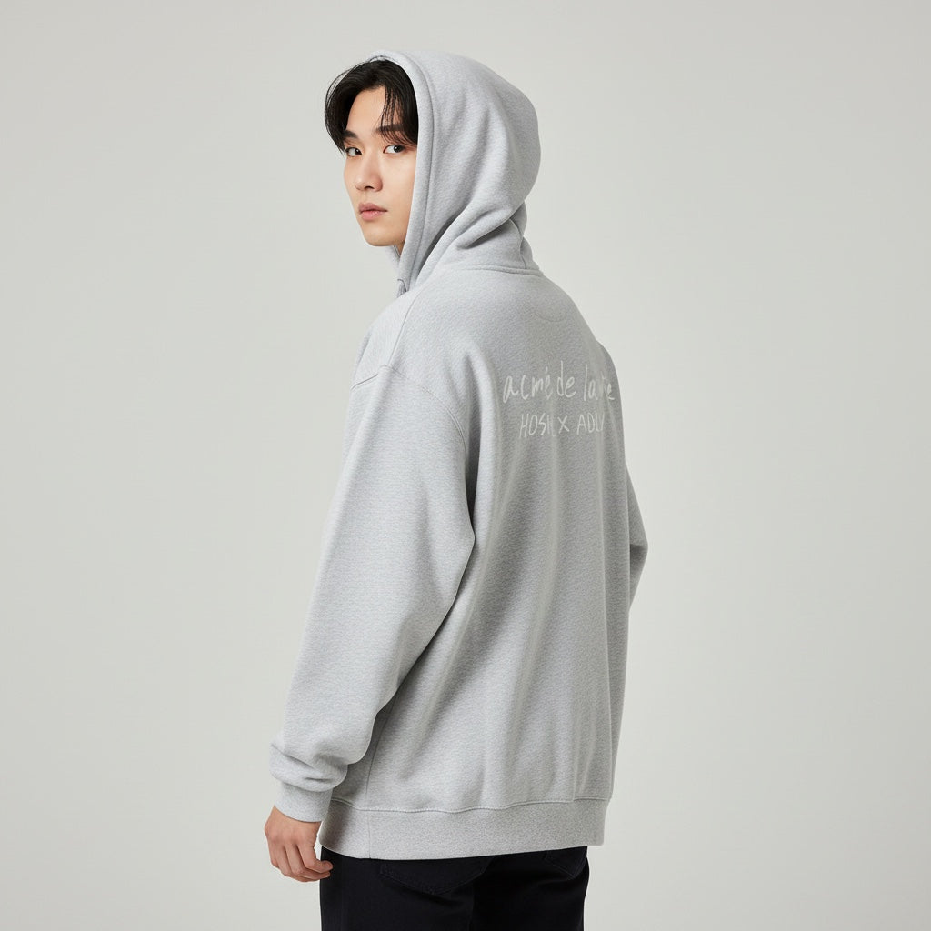 The JeJe Korea fashion&lifestyle ADLV X HOSHI 그레이 코튼 와펜 후드티를 착용한 모델의 뒷모습