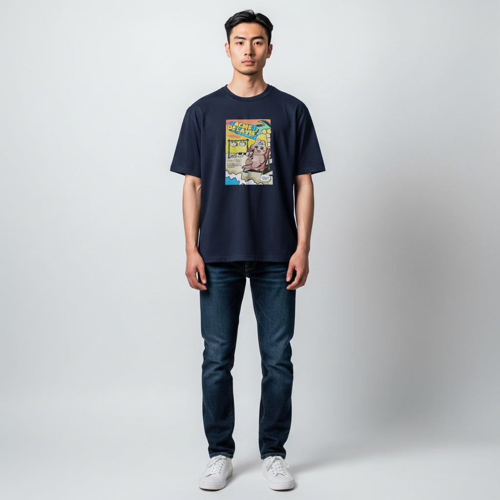 The JeJe Korea fashion&lifestyle의 ADLV X SEASIDE RESORT 오판츄 그래픽이 프린트된 네이비 컬러의 100% 면 반팔 티셔츠를 착용한 모델