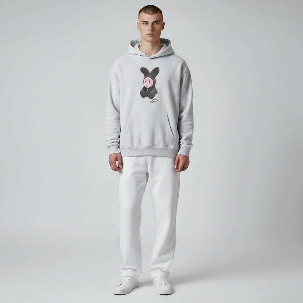 The JeJe Korea fashion&lifestyle의 ADLV X Rabbit Valley 그레이 코튼 후드티를 착용한 모델