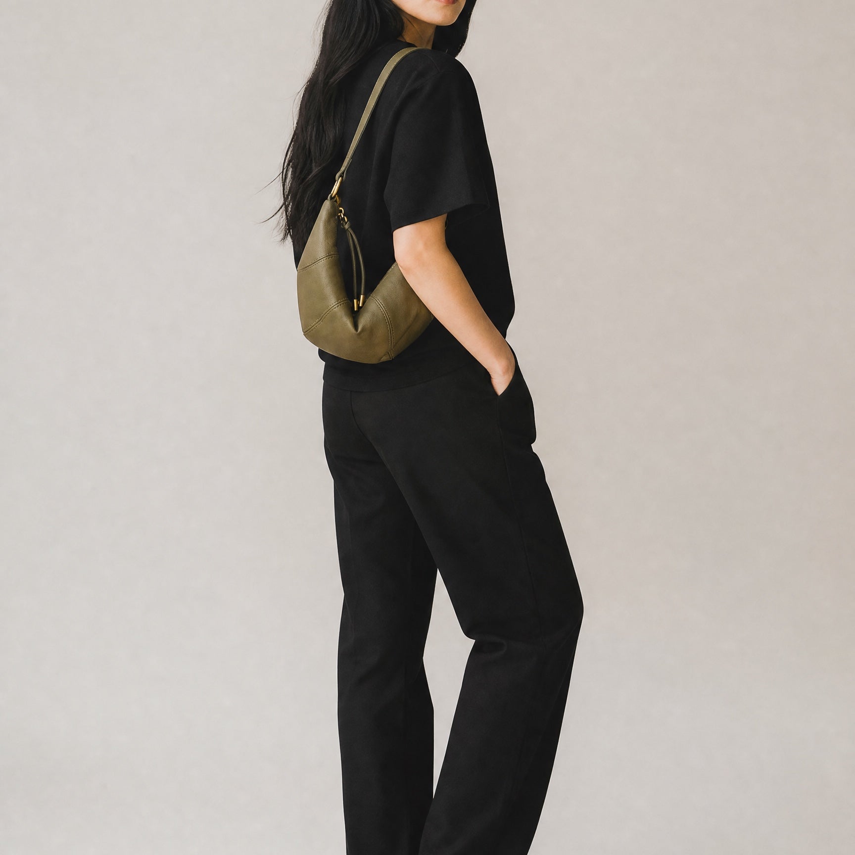 The JeJe Korea fashion&lifestyle 올리브 그린 램스킨 미니 크루아상 백