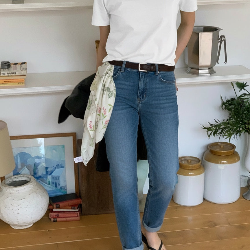 The JeJe Korea fashion&lifestyle의 깔끔한 화이트 100% 면 소재 베이직 핏 반팔 티셔츠를 착용한 모습