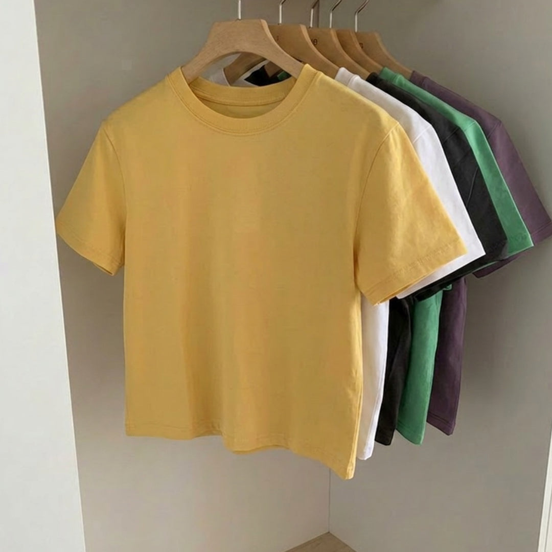 The JeJe Korea fashion&lifestyle의 노란색 면 소재 베이직 핏 반팔 티셔츠가 옷걸이에 걸려 있는 모습