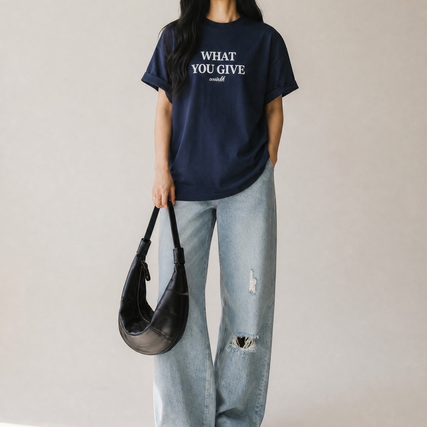 The JeJe Korea fashion&lifestyle 프리미엄 램스킨 너트 호보백, 블랙 컬러, 퀼팅 디테일