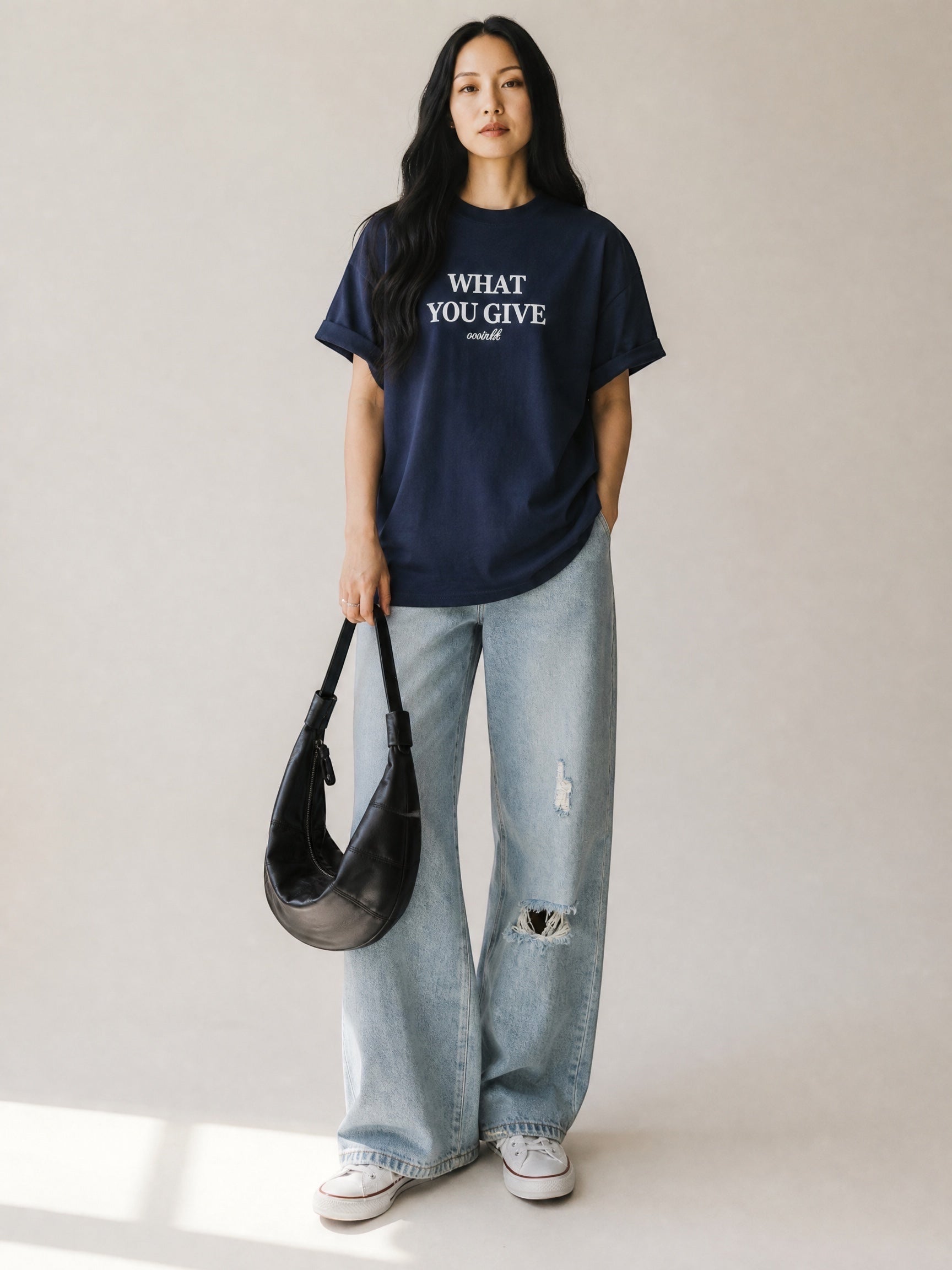 The JeJe Korea fashion&lifestyle 프리미엄 램스킨 너트 호보백, 블랙 컬러, 퀼팅 디테일