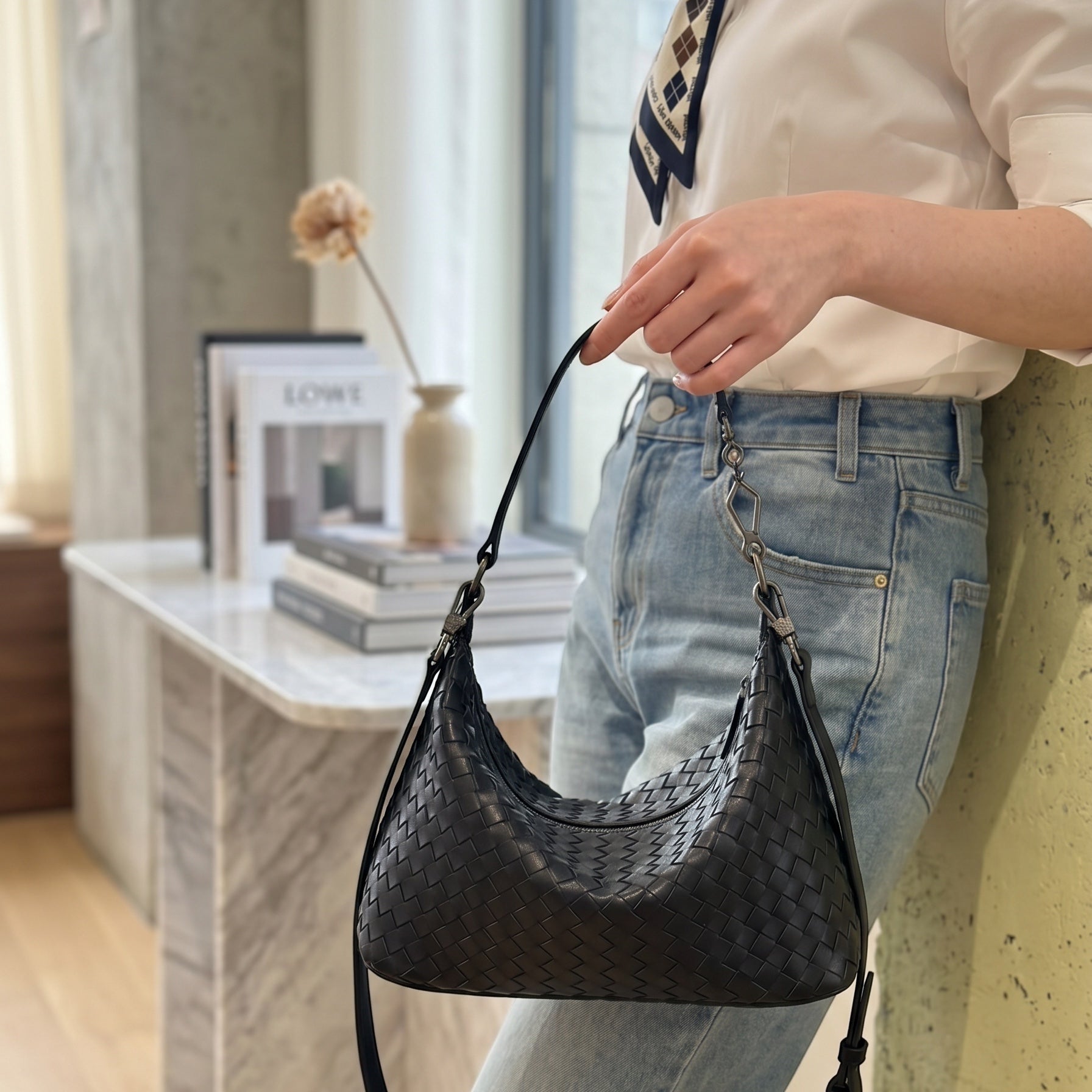 The JeJe Korea fashion&lifestyle 블랙 위빙 호보 숄더백, 탈부착 가능한 크로스백 스트랩 포함