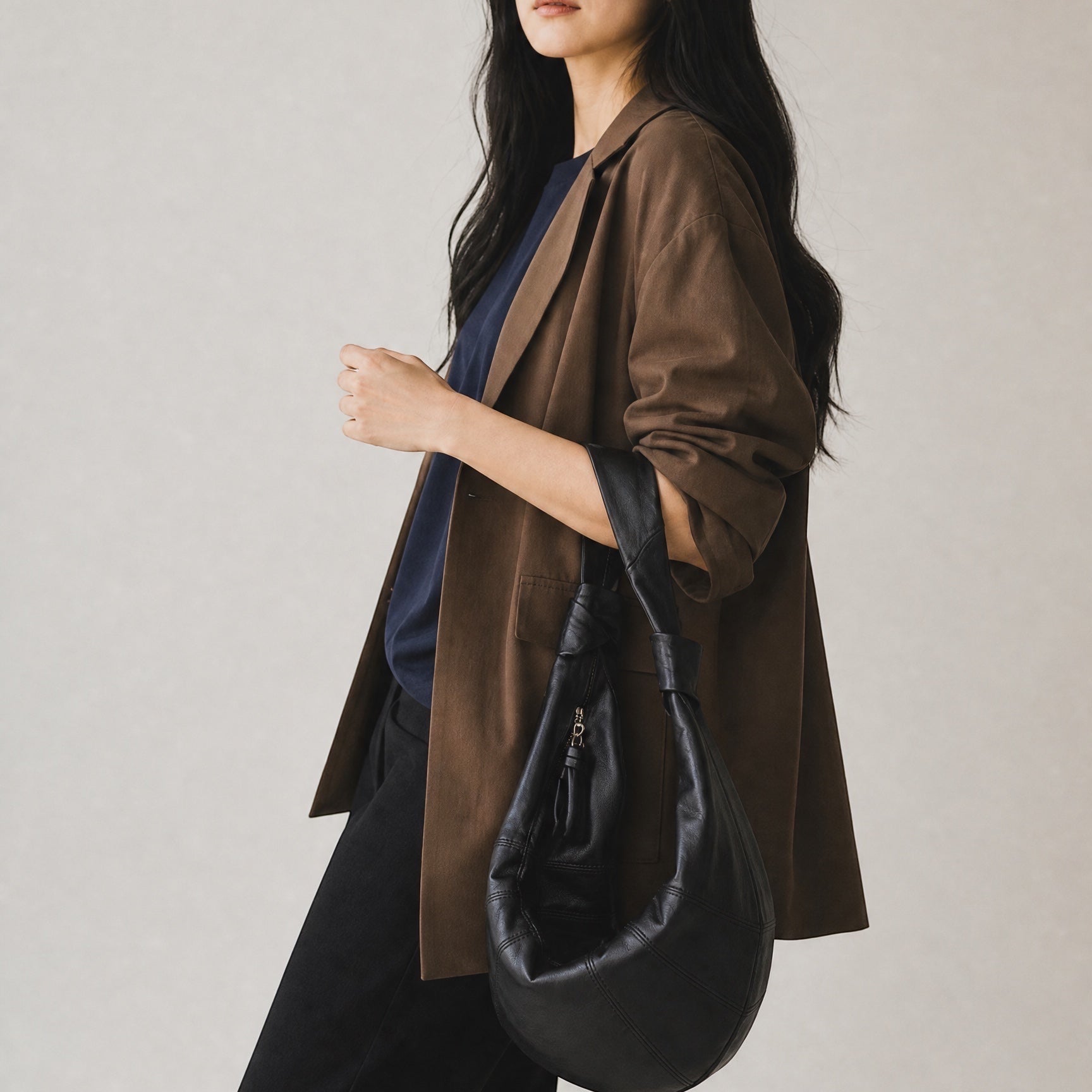The JeJe Korea fashion&lifestyle 프리미엄 양가죽 너트 호보백, 블랙 컬러