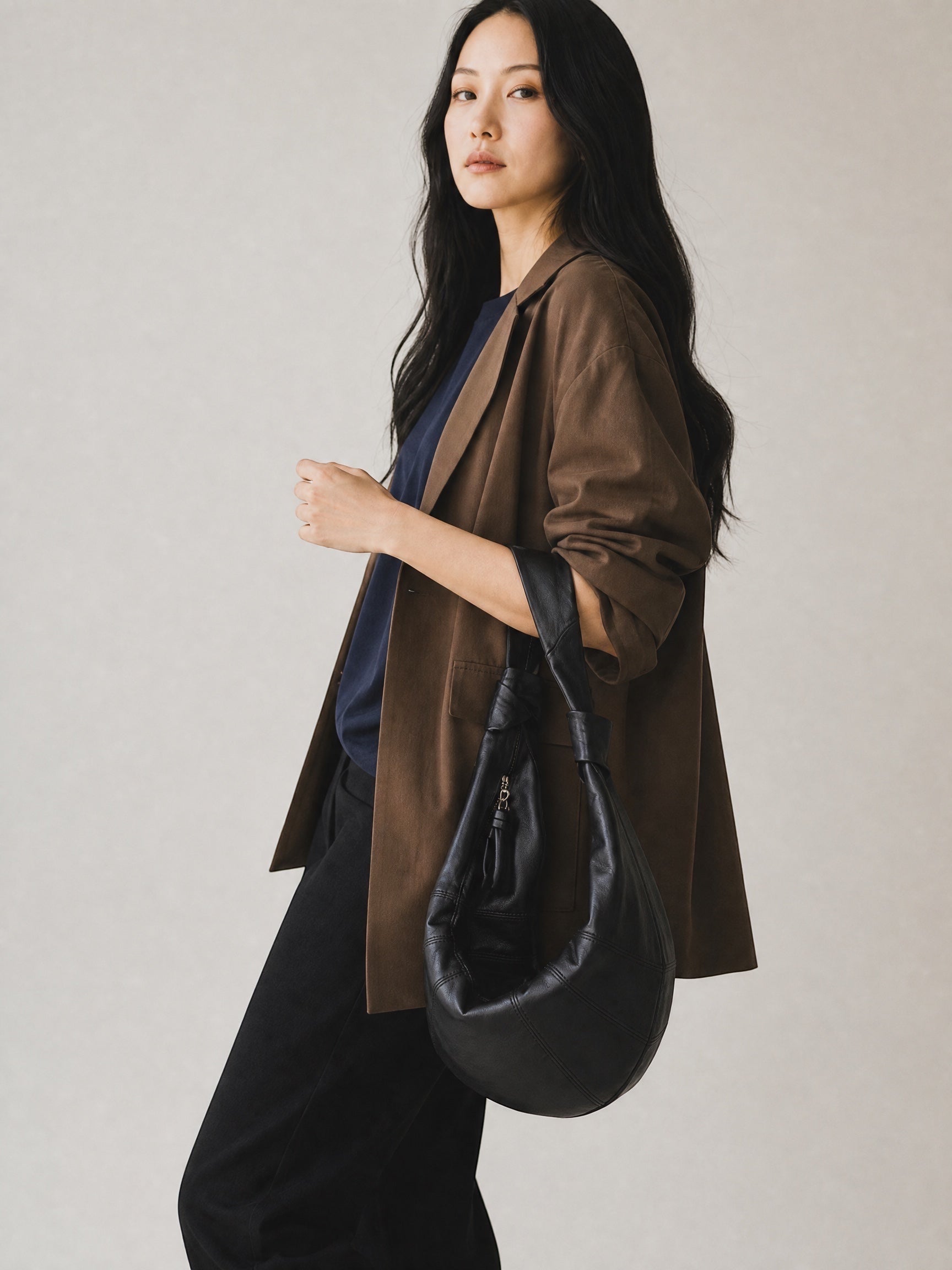 The JeJe Korea fashion&lifestyle 프리미엄 양가죽 너트 호보백, 블랙 컬러