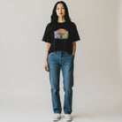 The JeJe Korea fashion&lifestyle의 ADLV X ARK BEAR 칠 가이 그래픽이 프린트된 블랙 면 반팔 티셔츠를 입은 모델