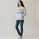 The JeJe Korea fashion&lifestyle의 그레이 컬러 ADLV X ARK BEAR 칠 가이 그래픽 면 집업 후드티를 착용한 여성 모델