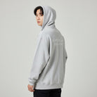 The JeJe Korea fashion&lifestyle ADLV X HOSHI 그레이 코튼 와펜 후드티를 착용한 모델의 뒷모습