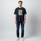 The JeJe Korea fashion&lifestyle의 ADLV X SEASIDE RESORT 오판츄 그래픽이 프린트된 네이비 컬러의 100% 면 반팔 티셔츠를 착용한 모델