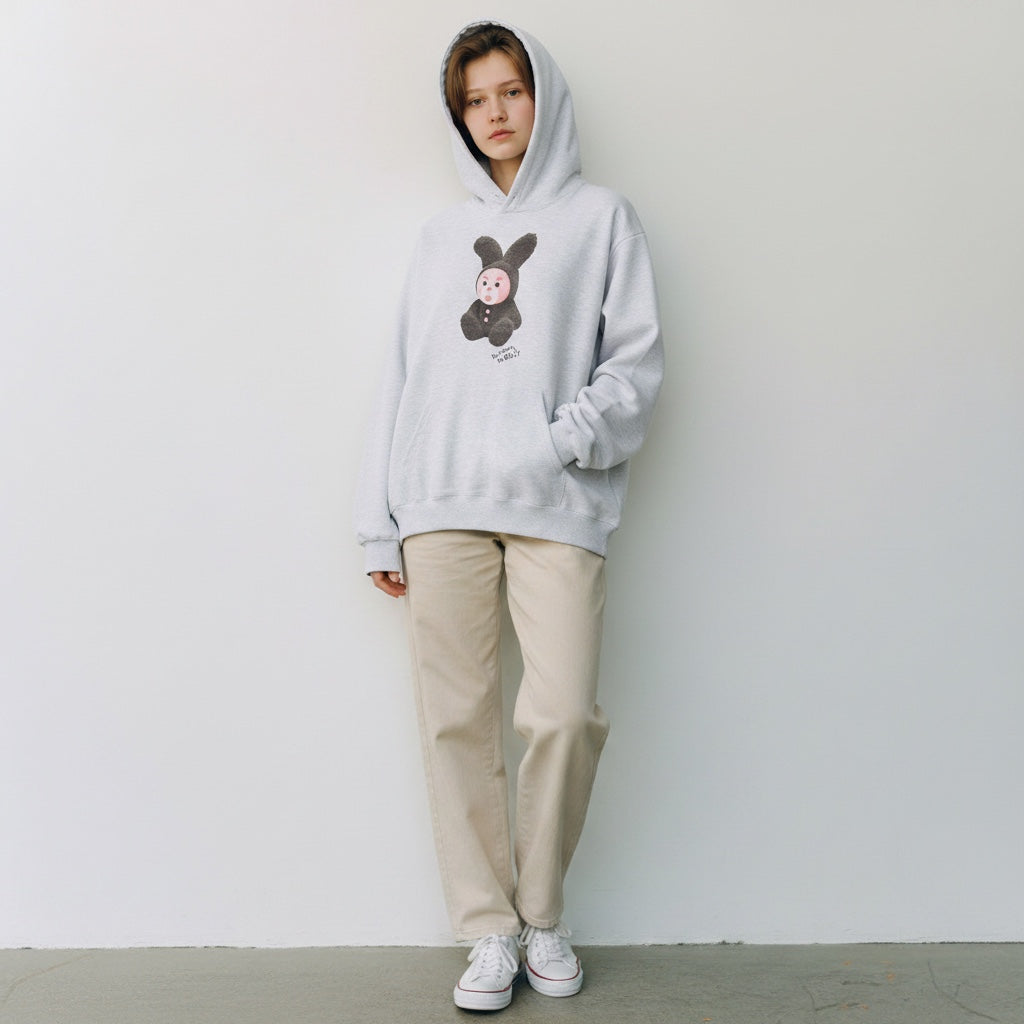 The JeJe Korea fashion&lifestyle ADLV X Rabbit Valley 그레이 코튼 후드티를 착용한 모델