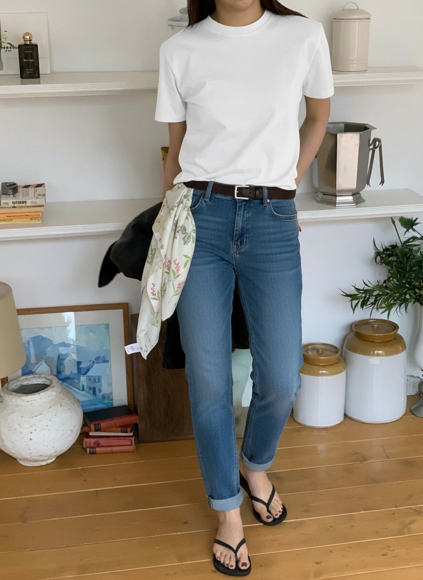 The JeJe Korea fashion&lifestyle의 깔끔한 화이트 100% 면 소재 베이직 핏 반팔 티셔츠를 착용한 모습